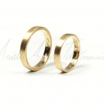 Aliança de ouro amarelo.